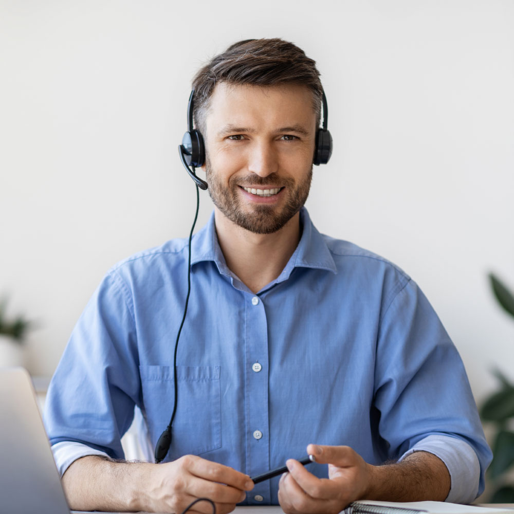 portrait of smiling male customer service operator TY8KVBN - Quienes somos